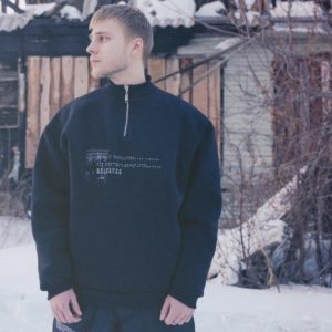Колос: Зип свитшот "А где-то живут люди" черный